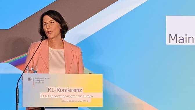 Daniela Schmitt, Wirtschaftsministerin Rheinland-Pfalz, auf KI-Konferenz in Mainz (Foto schwarzer.de)